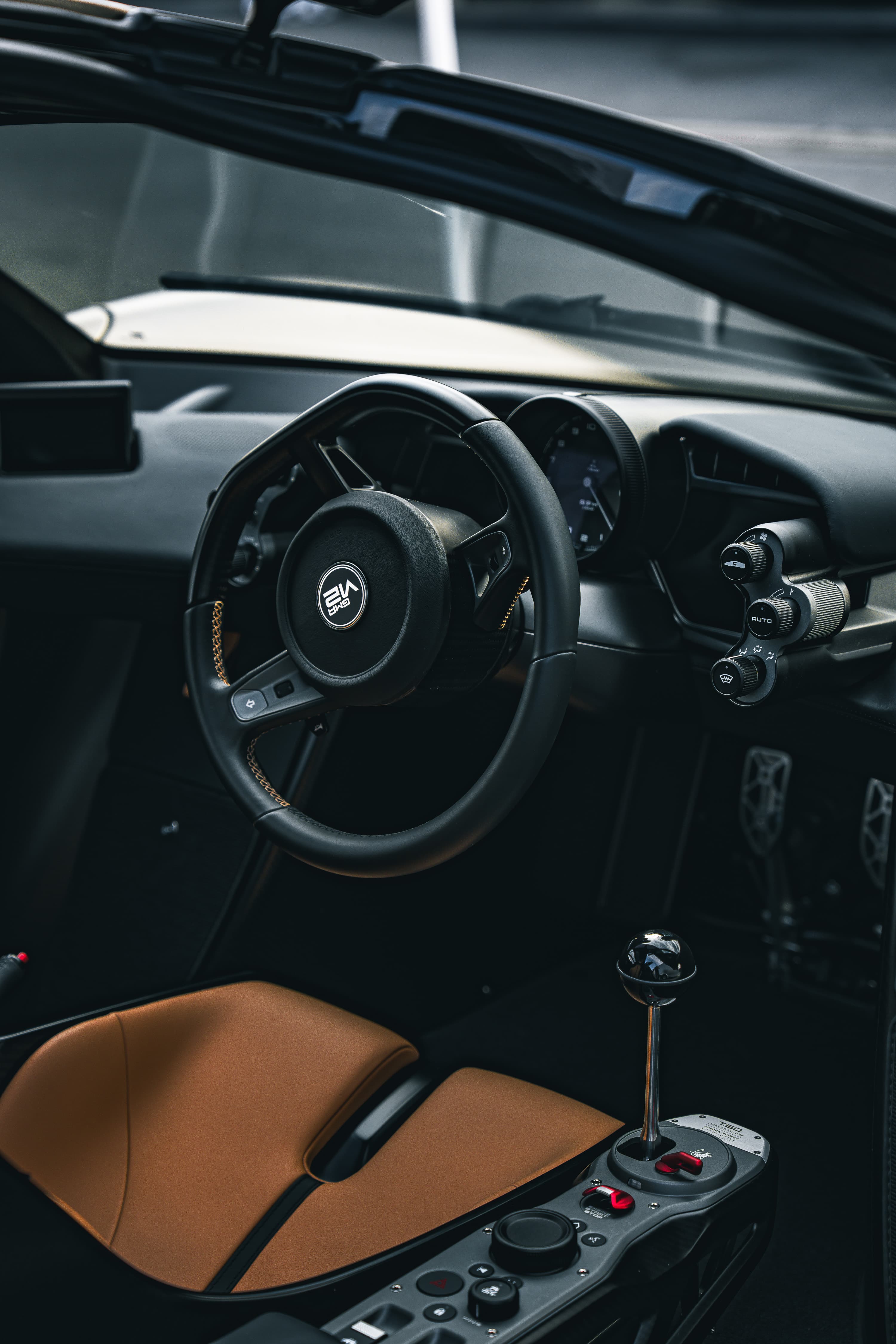 Gordon Murray Automotive T.50, central driving position and steering wheel